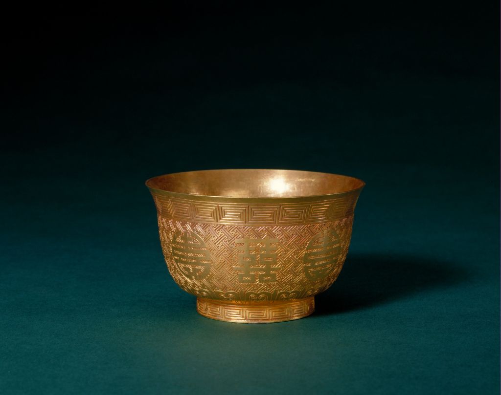 图片[1]-Gold chiseled tea bowl with the characters of longevity and happiness-China Archive